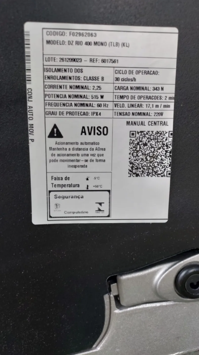 Automatizador de portão fotografado para manutenção